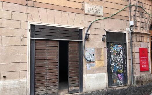 SOSPESO – CENTRO STORICO – Piazza trinità dei Pellegrini